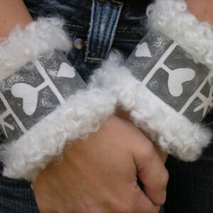 Sy i lammskinn, lö em