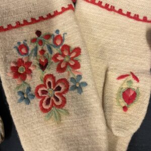 Brodera blommor som på Dalbyvantar, lö em